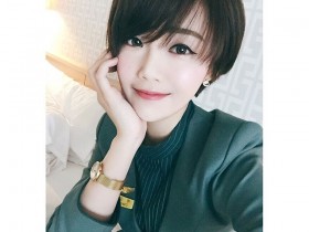 【蜗牛棋牌】長榮空姐各個都是「隱乳系正妹」,甜美短髮搭配海邊比基尼嫩乳,乳照實在美到太犯規!