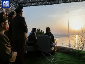 【蜗牛棋牌】朝鲜试射地对地战术弹道导弹 金正恩观摩