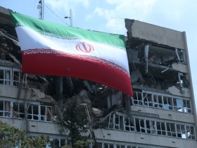 【蜗牛棋牌】美伊为何“既不痛痛快快打,又不好端端去谈”?