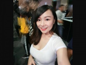 【蜗牛棋牌】廣播電台女主播「好胸」!藏不住的隱乳呼之欲出,感覺滿到要彈出來了….