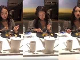 【蜗牛棋牌】巨乳妹切牛排「肉跟著深溝亂晃」 4秒影片網狂重播:浪費我半小時