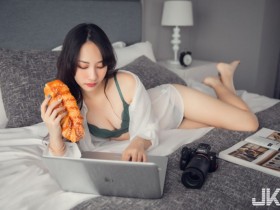 【蜗牛棋牌】爆乳正妹「岑晴晴」用電腦的超辣視角,穿內衣打字有夠犯規!