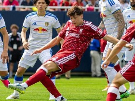 热身赛利物浦2-0领先遭大逆转,利兹联连灌四球送伊劳拉首败