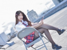【蜗牛棋牌】情純制服妹「欣欣 SinSin」學院風制服+透膚黑絲這組合太暴力 嘴角滲出淺淺微笑超夢幻