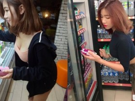 【蜗牛棋牌】超商驚見「白皙大奶妹」身材好驚人!「彎腰倒奶」選飲料,店員忍不住起立服務了!