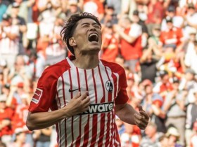 德甲:弗赖堡2-1绝杀沙尔克,舒斯特谈铃木唯人染红