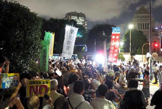 日本执政党执意通过多项法案 国会前爆发抗议活动