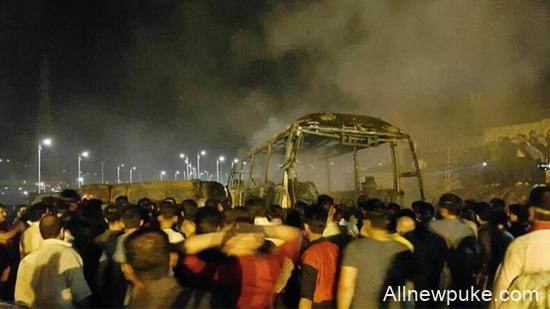 伊朗1辆公交车与油罐车相撞 已致11人死亡