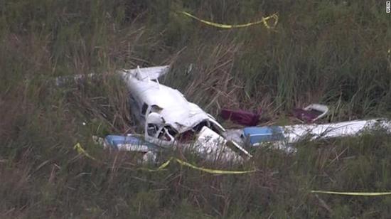 美国两架小型飞机训练时空中相撞 至少3人死亡