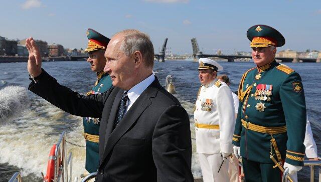 普京出席俄海军日阅兵式 称今年将列装26艘新舰
