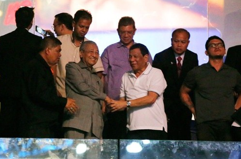 菲总统首访马来西亚 马哈蒂尔请他看了场拳击比赛