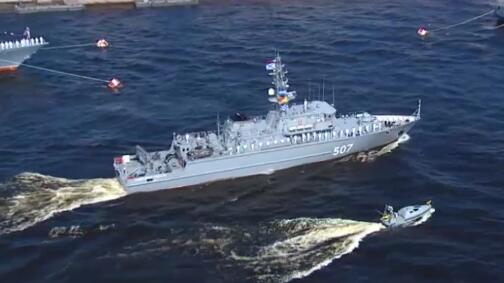 俄罗斯举行海军节阅兵式 机器人快艇首次亮相