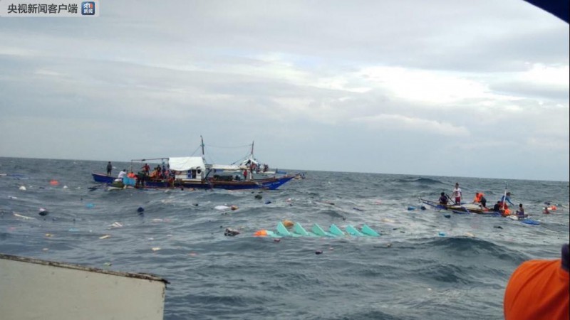 菲律宾一艘客船因巨浪倾覆 所幸全员获救