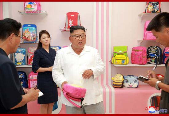 金正恩察看学生书包生产线 夫人李雪主陪同(图)