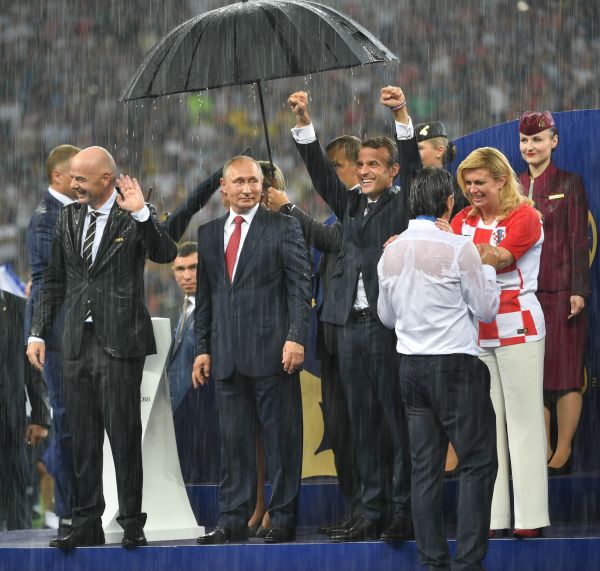 世界杯普京独伞惹争议 克宫人士:难道要备50把伞?