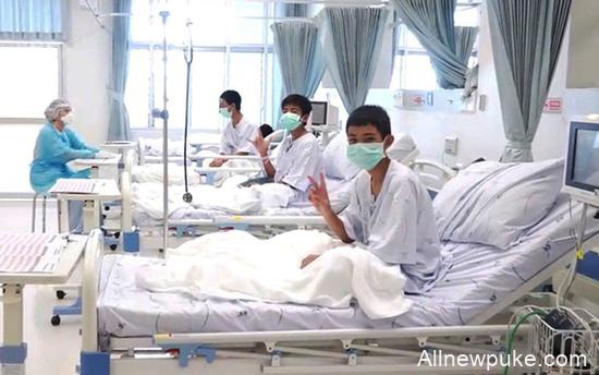 中方救援队参与泰溶洞救援:最大成就是救出活的人