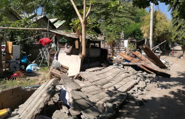 印尼震后救援艰难展开 救援缺少设备只能靠手挖