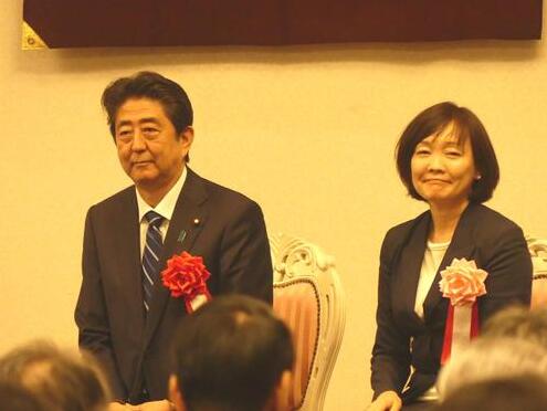 【蜗牛扑克】安倍夫妇出席会议 森友丑闻让安倍昭惠一脸僵硬