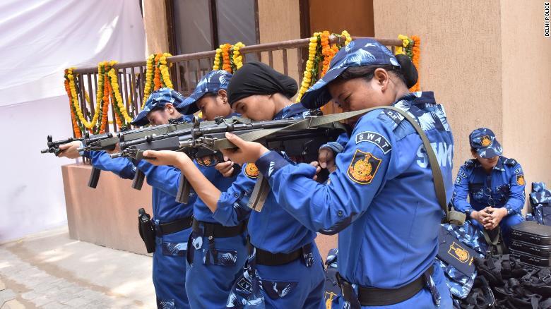 印度第一支女特警队走上街头 配冲锋枪和步枪(图)