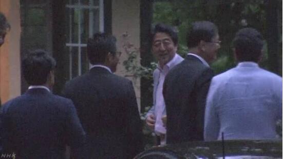 安倍同自民党地方议员聚餐 或为增加选举支持率