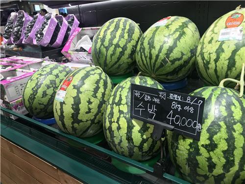 韩国高温致蔬菜水果价疯涨 主妇买萝卜只买半根