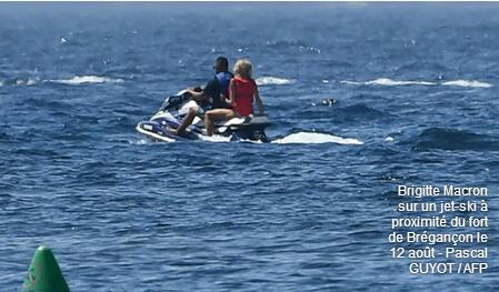 法国总统夫妇夏宫度假 第一夫人骑水上摩托艇消暑