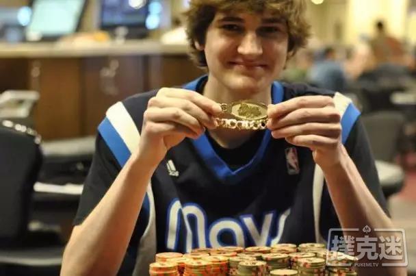20岁的小伙逃课打牌赢得锦标赛冠军，奖金$249310