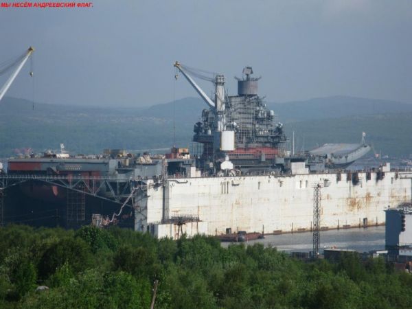 俄唯一航母大修时造“飞来横祸” 起重机砸损甲板