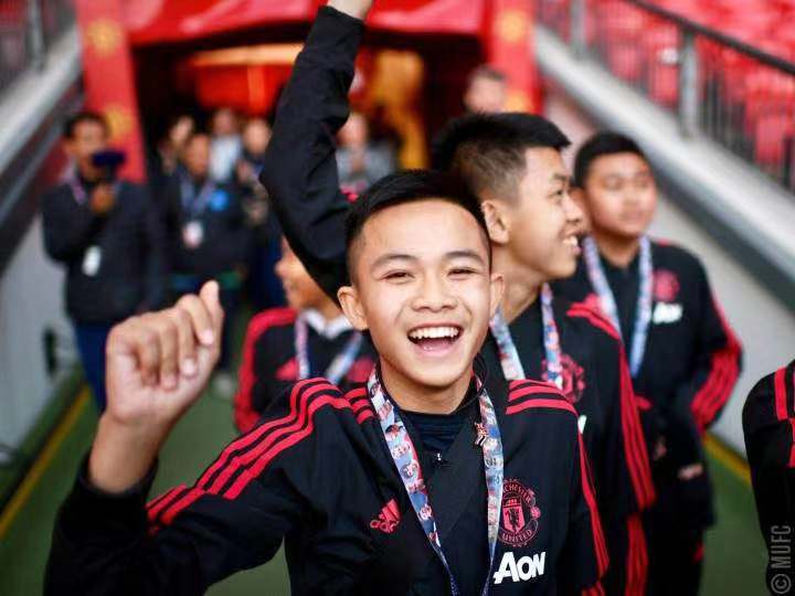 被困洞穴泰国足球队“圆梦”：赴英观看曼联比赛