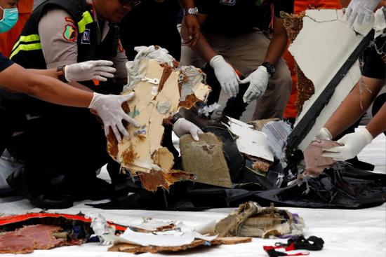 印尼客机坠毁致189人全部遇难 部分机身被找到