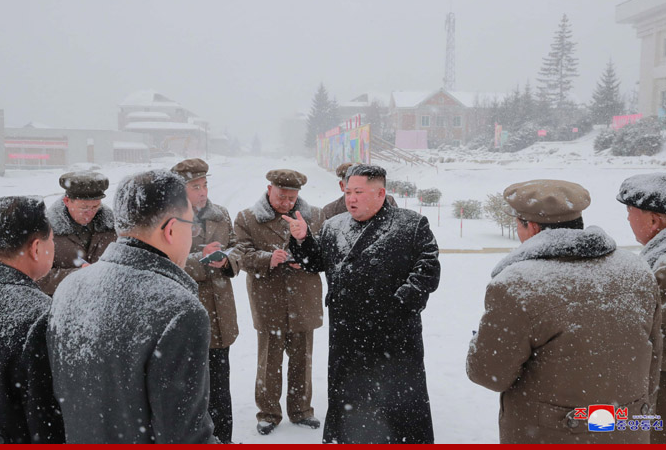 金正恩冒雪视察三池渊郡 坐在土豆堆上合影留念