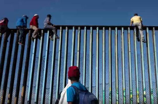 首批移民大军抵达美墨边境 美军严阵以待(图)