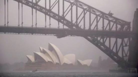 澳大利亚沙尘大风暴雨接踵而至 小学生都不干了