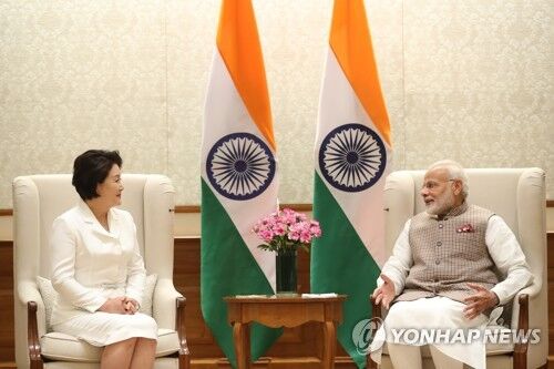 韩国在任总统夫人时隔16年后独自出访 第一站印度