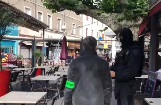 法国女子威胁炸银行 警方火速赶往现场