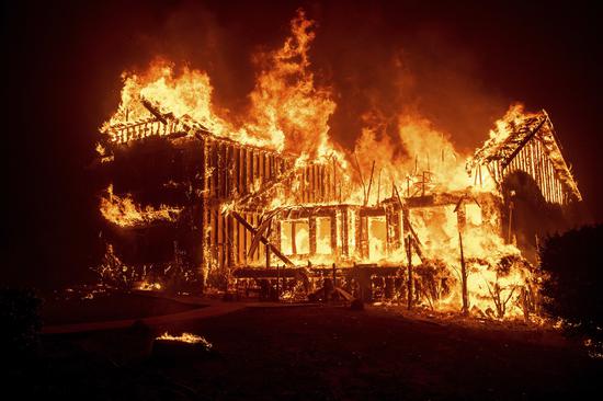 加州山火死亡人数升至23人 特朗普斥森林管理糟糕