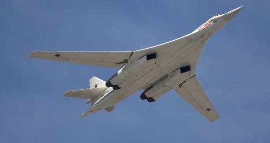 俄罗斯多架战机高调飞美国“后院” 挪威战机跟踪