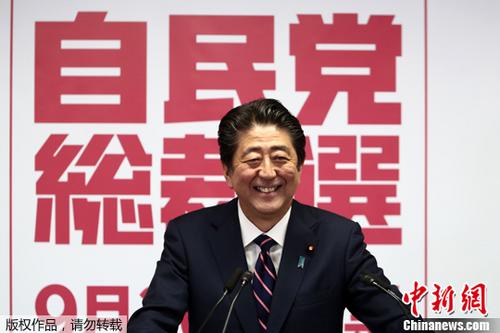 安倍开始新年休假 享受电影与高尔夫乐趣