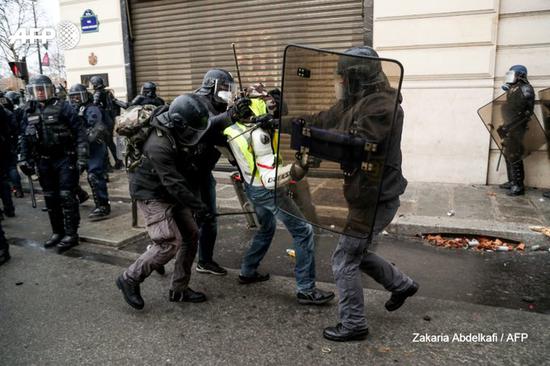 法国“黄背心”骚乱不减 被逮捕人数升至1723名