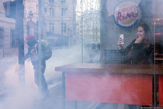 一张巴黎“着火”照被疯传 网友：捕捉了时代精神