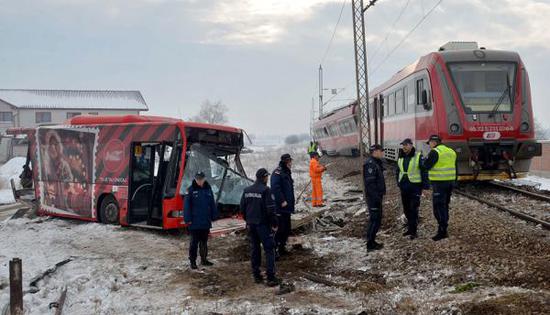 塞尔维亚一列火车与校车发生碰撞 至少5人死亡