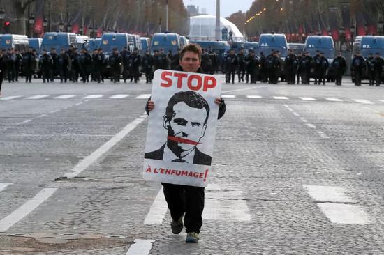 法国爆发第4轮黄背心抗议 警方动用橡皮子弹水炮