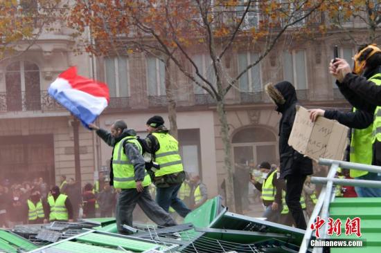 法国一“黄背心”示威者被卡车撞倒身亡 司机被拘