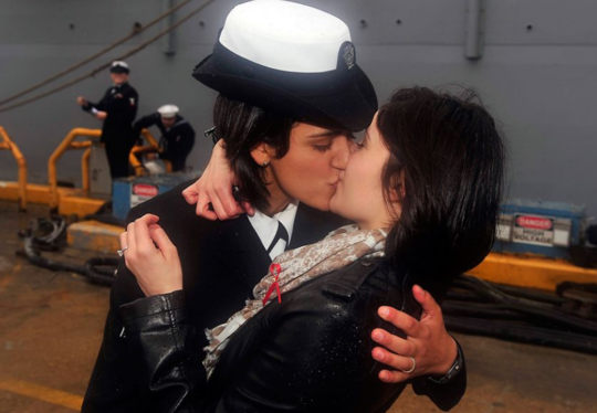 美同性恋海军模仿二战水手“胜利之吻”遭仇视