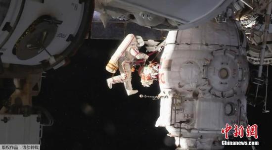 联盟号飞船着陆 俄欧美3名宇航员从空间站返回