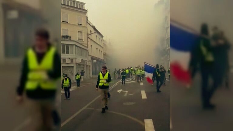 法国黄背心和警察在鲁昂爆发冲突 警方发射催泪弹