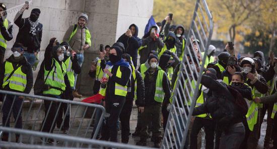 法国“黄马甲”抗议继续 又有140多人被警方拘留