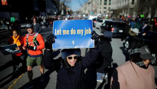 美政府关门第20天:雇员抗议 特朗普再提紧急状态