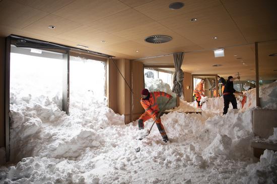暴雪横扫欧洲致21人死 一旅馆遭300米雪崩倒灌