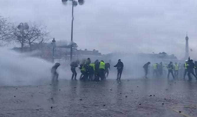 “黄背心”抗议进入第9周 法国警方再动用催泪弹